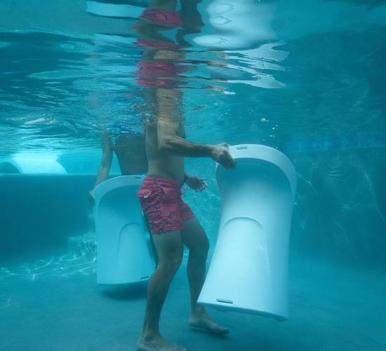 Ledge lounger in - Water Pool furniture