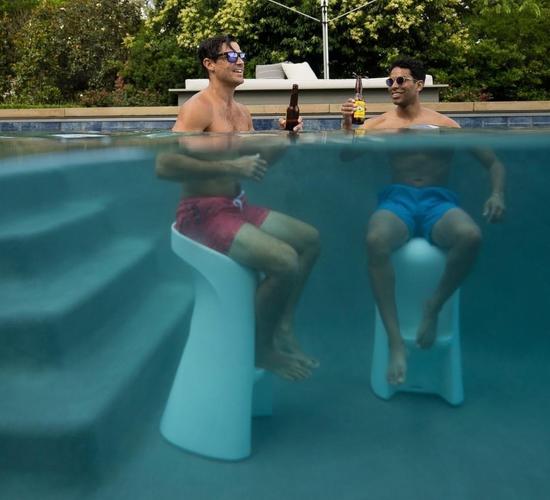 Ledge lounger in - Water Pool furniture